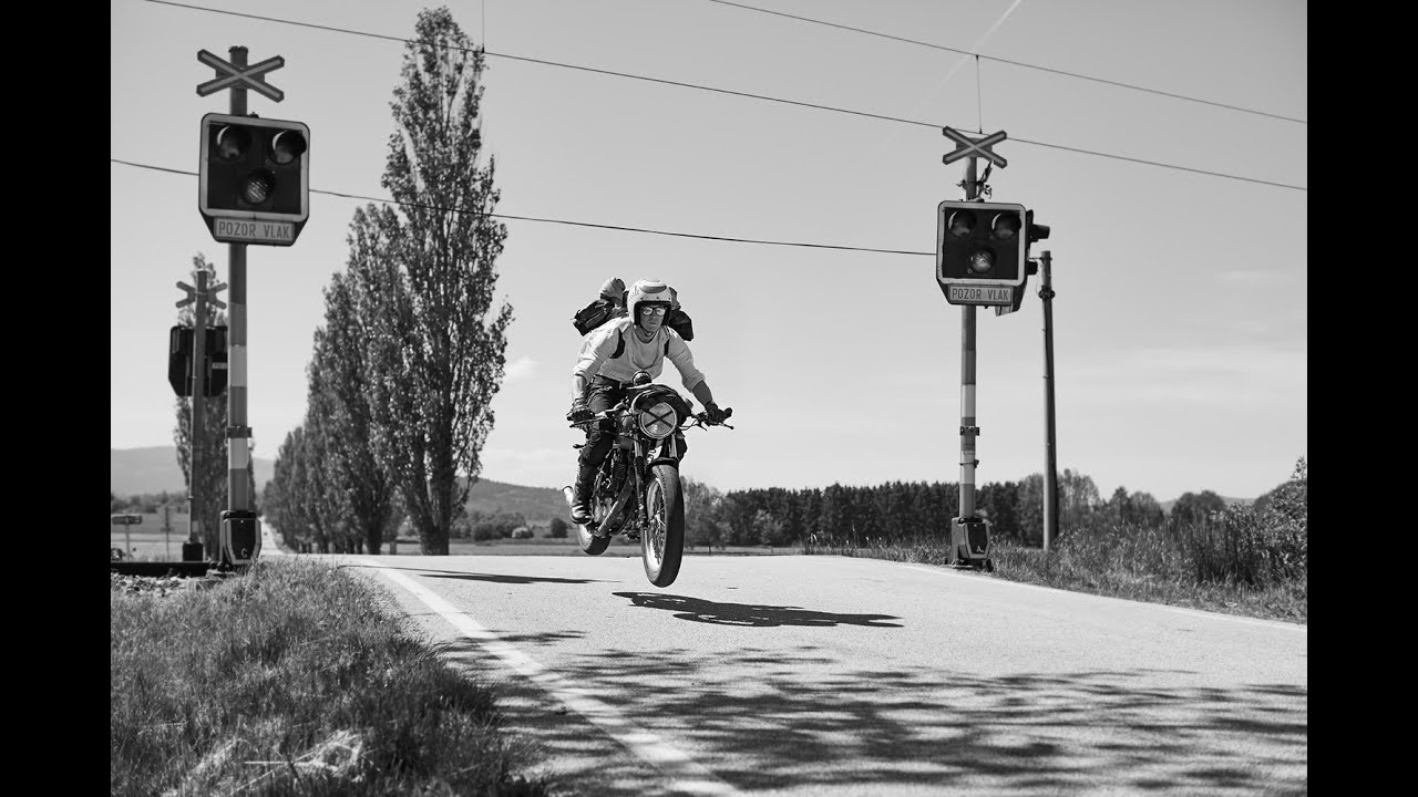 SIX WHEELS WITHOUT RULES - GAS & OIL BESPOKE MOTORCYCLE