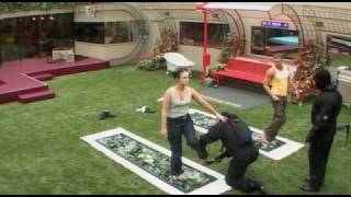 Big Brother Uk 2009 Saffia And Charlie Walk On Gl Bb10E03