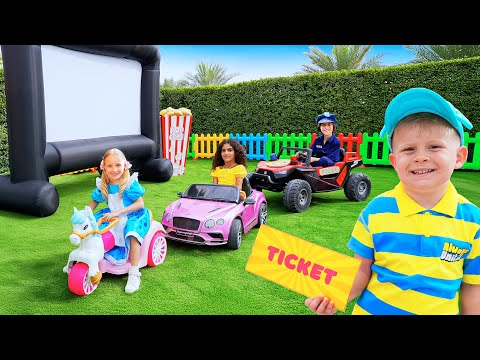 Оливер и мама играют в Автомобильный Кинотеатр 🚗🎬
