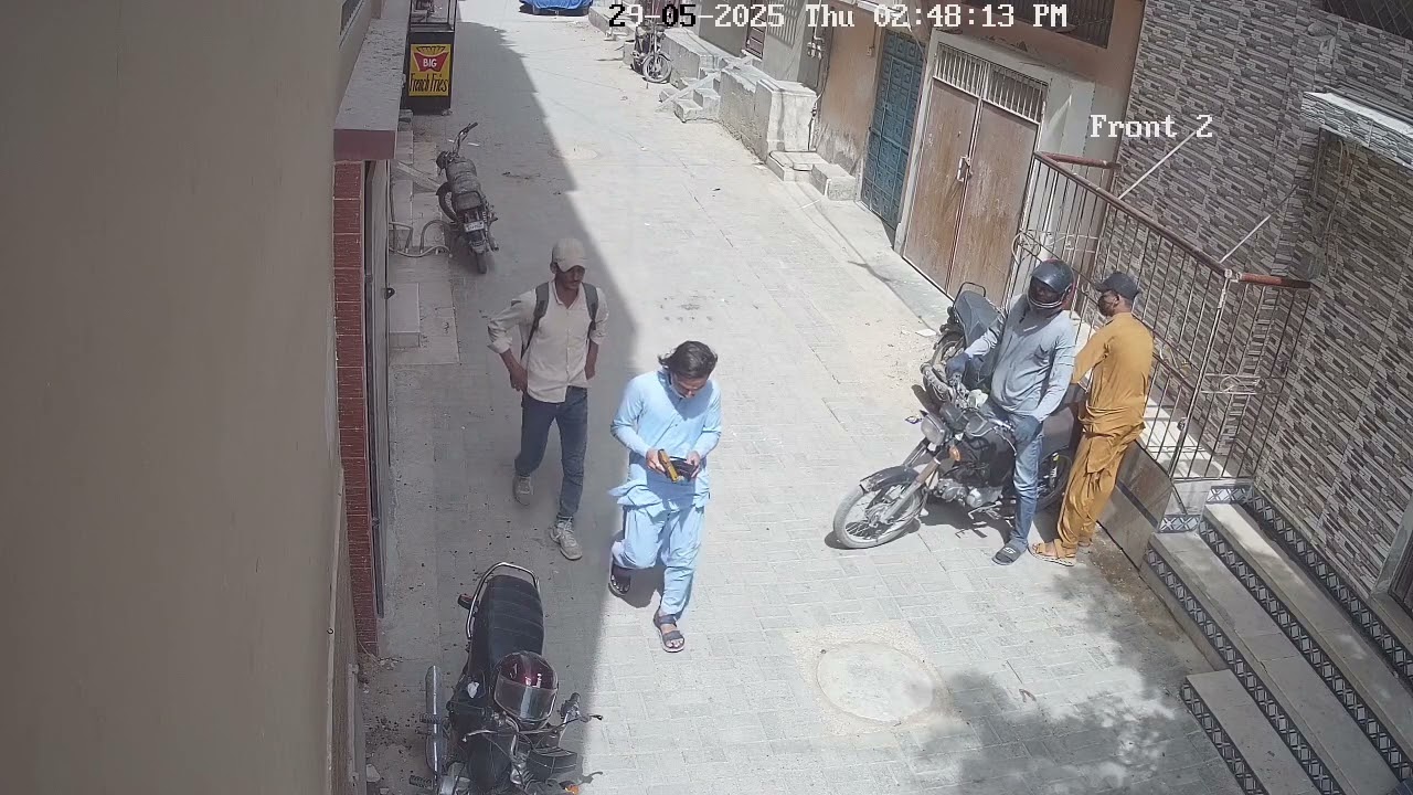 Live snatching at korangi crossing bhittai colony 😱😱