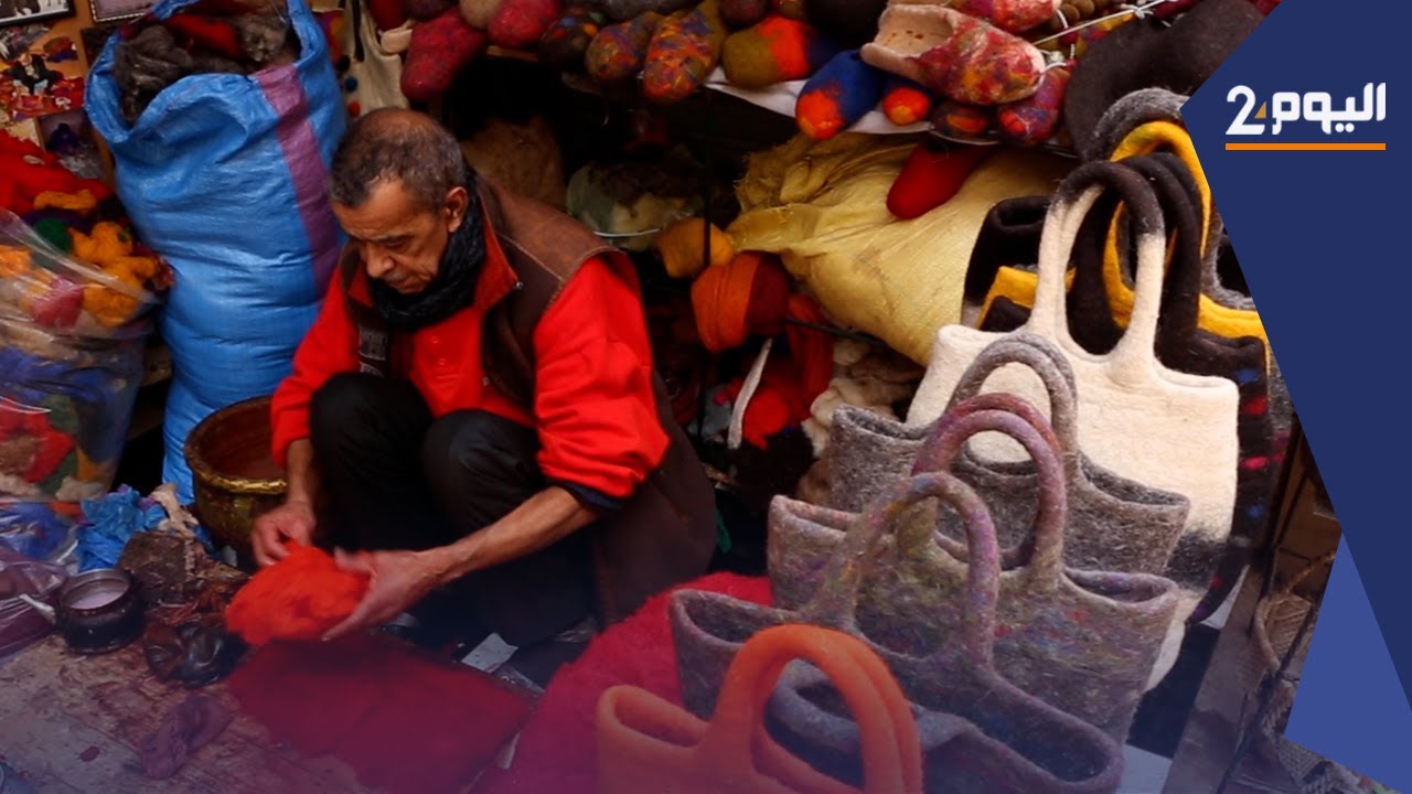 صانع تقليدي مراكشي يكشف مراحل صناعة اللباد التي بدأت بالانقراض