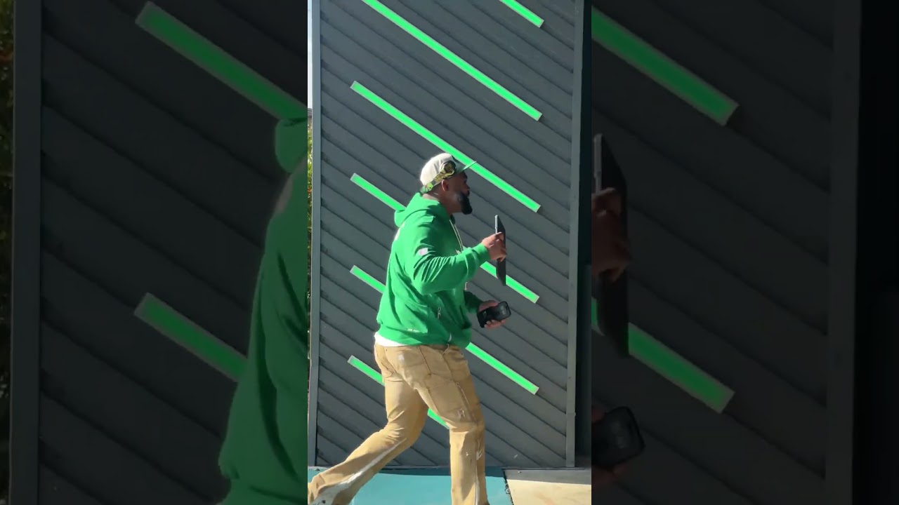 Брэндон Грэм прибыл под аплодисменты после того, как он вернулся из отставки и стал частью «Иглз».