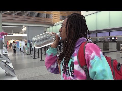 В аэропорту Сан-Франциско запретили продавать напитки в пластиковых бутылках