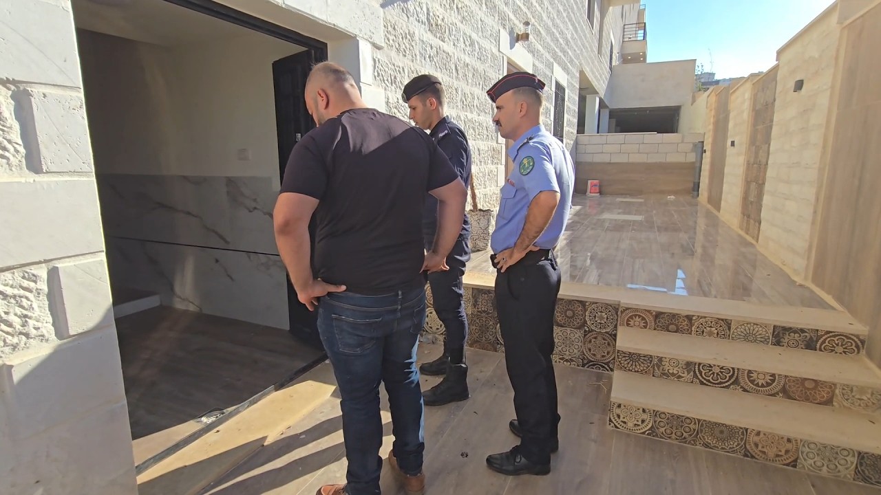 كلبه تمنع سكان عماره من دخولها وشرطه تتدخل