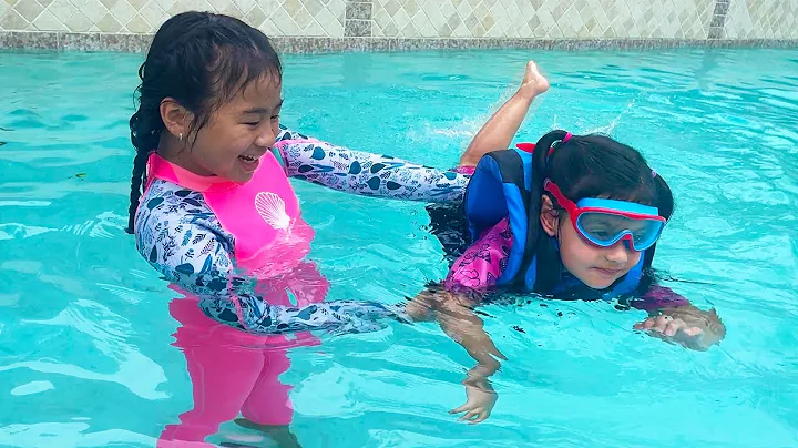 Jannie Teaching Ellie How to Swim in the Pool | Ki...