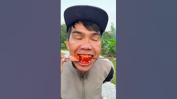 thử thách không cười với những trò đùa từ xúc xích siêu ngon khi ớt cay bị giấu đi để tạo ra nụ cười