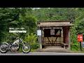 50年前のバイクで、田舎道を走る。