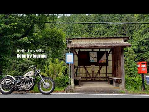 50年前のバイクで、田舎道を走る。