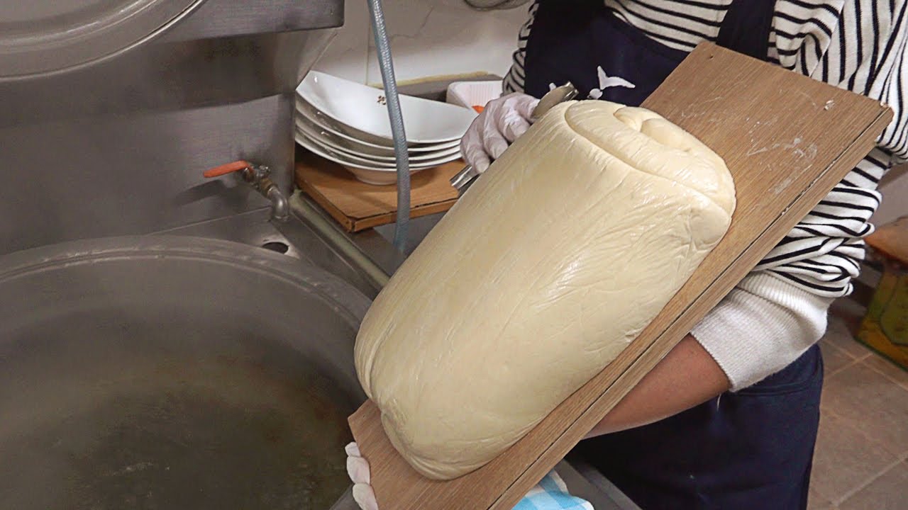 восхитительная жевательная лапша нарезанная ножом - корейская уличная еда