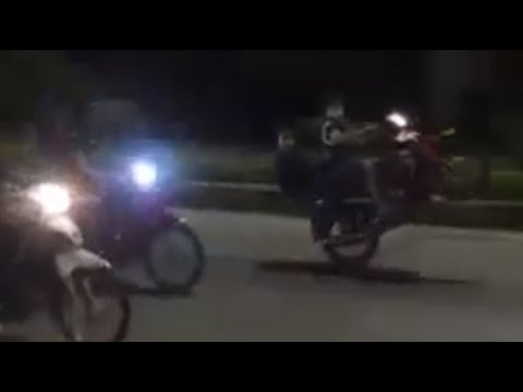 Video Video: Nhóm quái xế đua xe, bốc đầu náo loạn thị trấn... - youtube