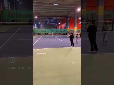Занятия теннисом в