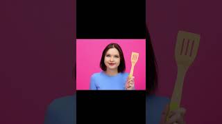 Mavili kız kutu gösteriyor