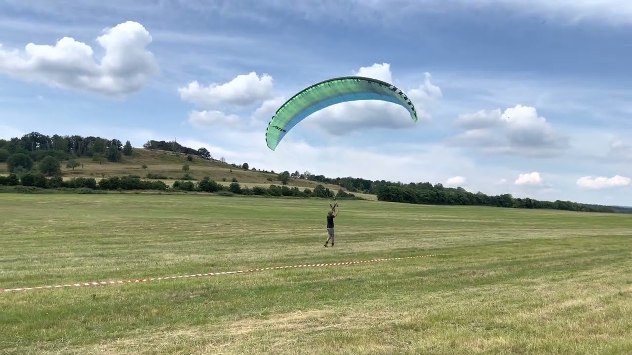 APCO AVIATION F3 - Motorschirm Paramotor wird zurückgebracht
