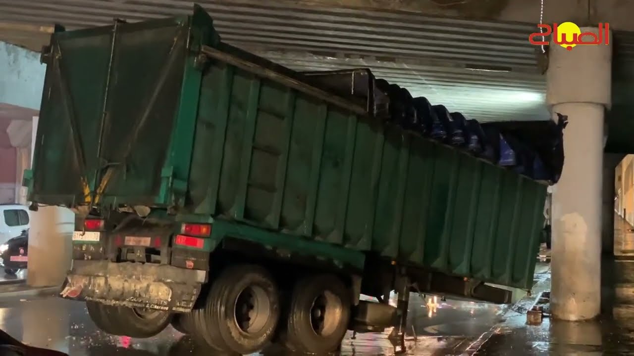 تكرار حوادث الشاحنات في وسط البيضاء.. شاحنة ضخمة تصطدم بقنطرة