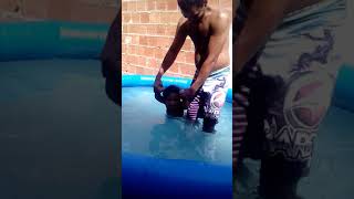 Henzo Tomando Banho De Piscina Henzo. Com