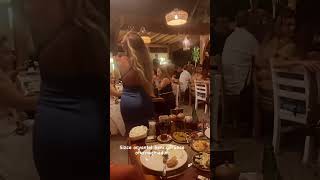 Sarışın Mini Elbiseli Taş Gibi Çıtır Hatun Öyle Bir Kıvırdı Ki Dansöz Oturdu Onu İzledi Şfet