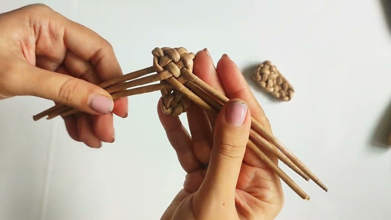 Плетеные лапоточки из бумажной лозы.