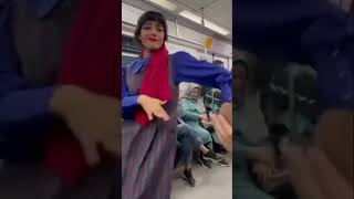 رقص زیبای دختر زیبا در مترو