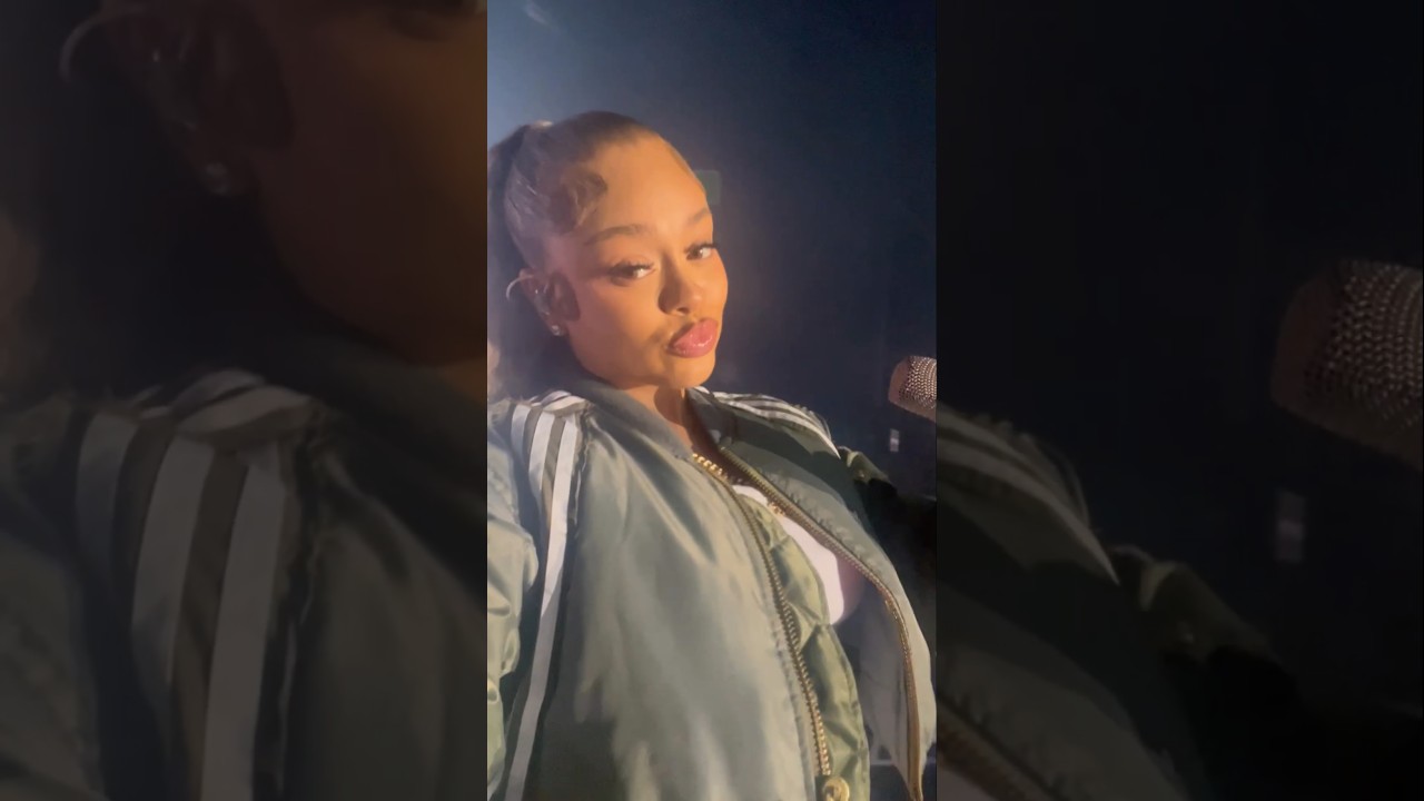 Latto with a fans phone at her last show yesterday 🩷 