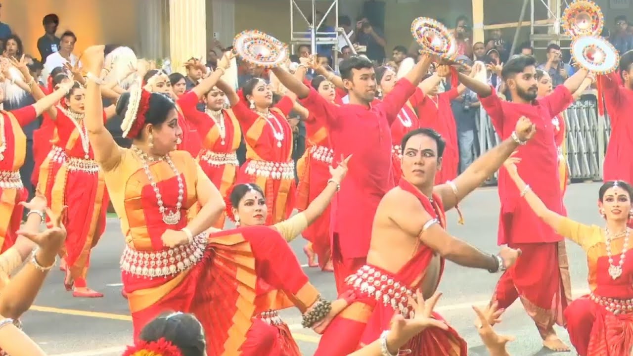 ডোনা গঙ্গোপাধ্যায়ের দুর্দান্ত নাচের অনুষ্ঠান রেড রোড দুর্গাপূজা কার্নিভালে | Dona Ganguly Dance |