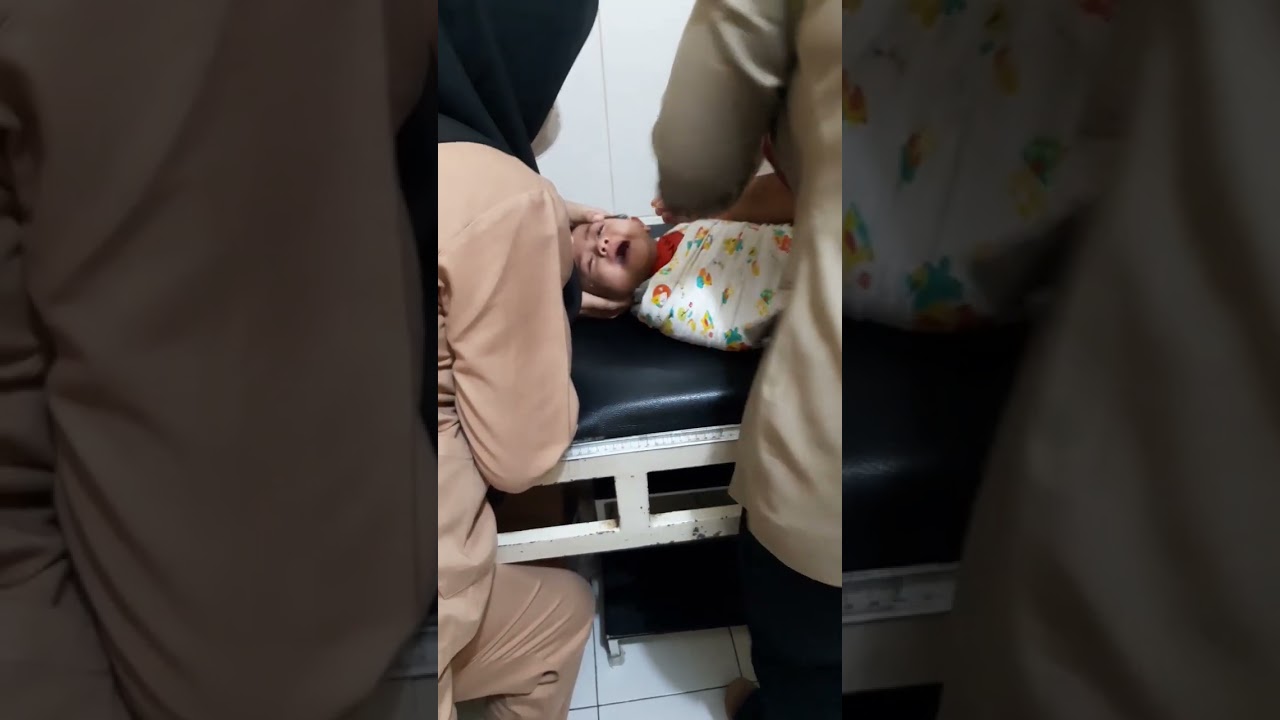 8 bulan baby Shezza baru pakai anting || Shezza di tindik di Bogor.