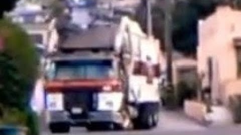 EDCO Autocar WX Bridgeport Front Loader in Ocean beach part 6