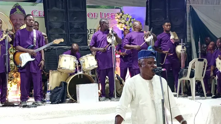 Alhaji Wasiu Haruna Ishola Performance on Stage