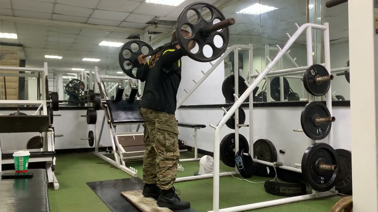 72歲黃教練 槓鈴Squats 60 kg x 21下 縮圖