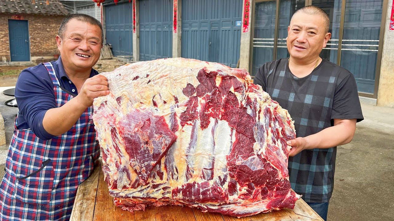 1390買整扇牛排，丟入鐵鍋炖3小時，出鍋直接上手啃，真香！