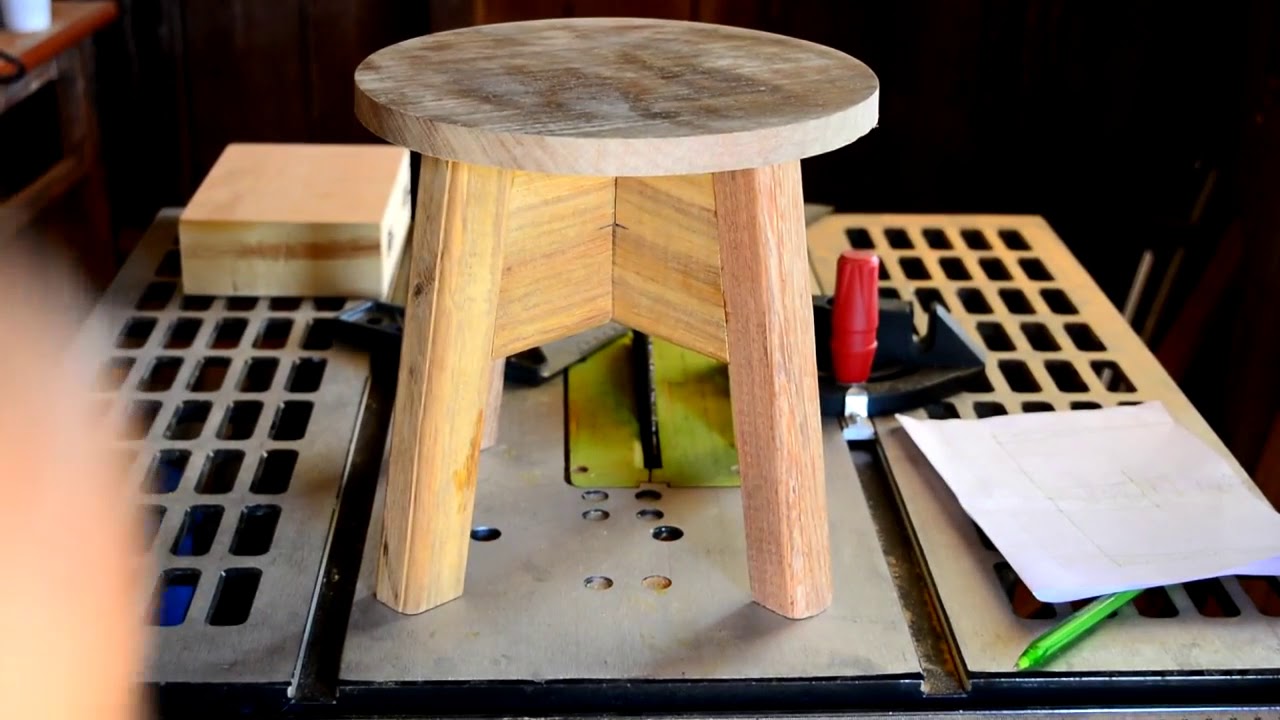 banquinho de madeira