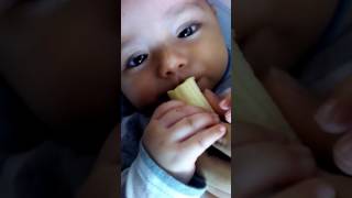 Comendo Banana Pela Primeira Vez -