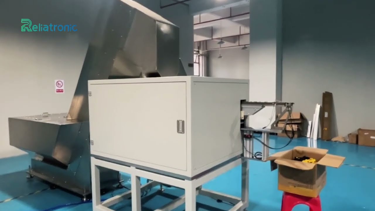 Plastic parts feeding system for automotive industry