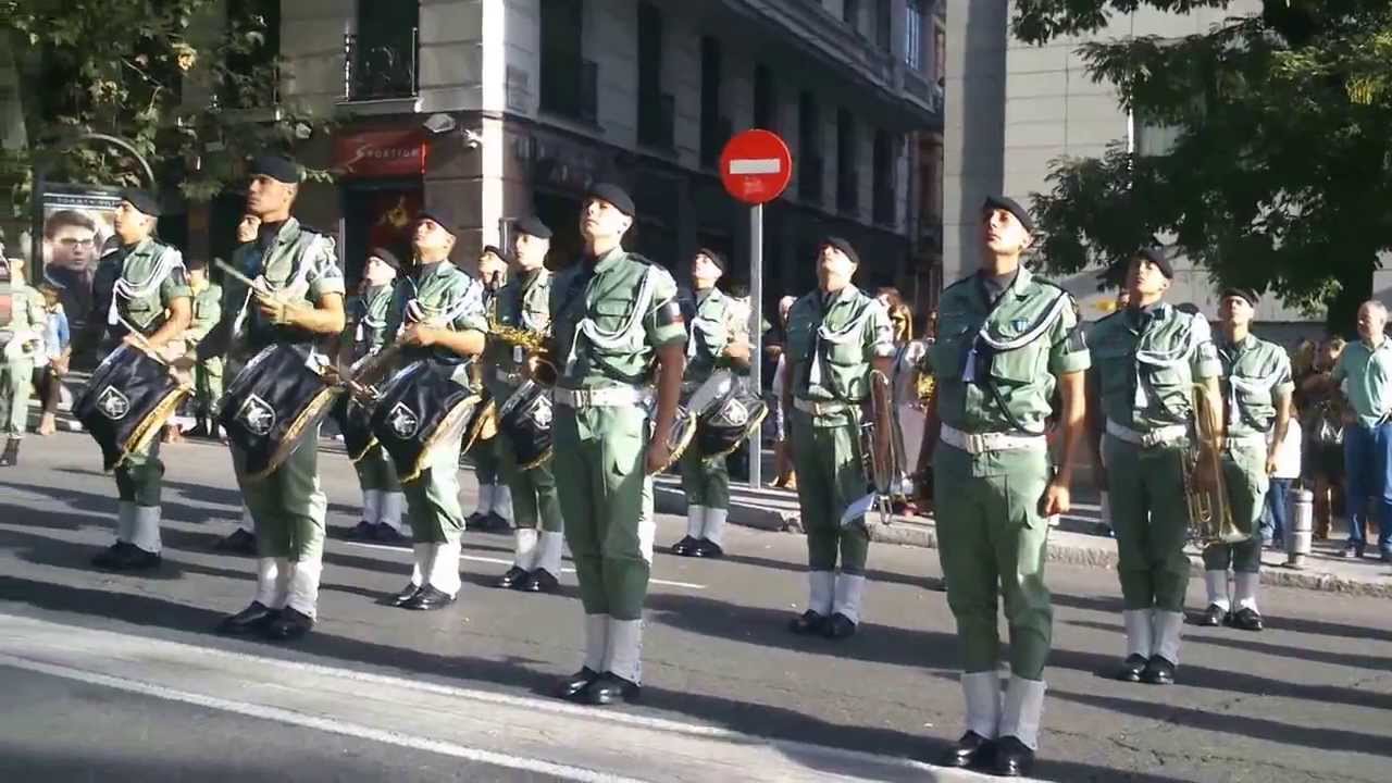 12 Octubre 2013 - Banda De Guerra de la Brigada paracaidista