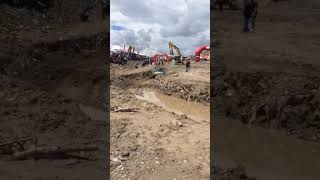 Zebra Geli̇yorrr Çamuru Çok Sever Kendi̇leri̇