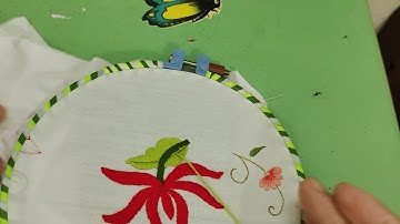 Thêu lá và sống lá hoa cúc cánh dài.