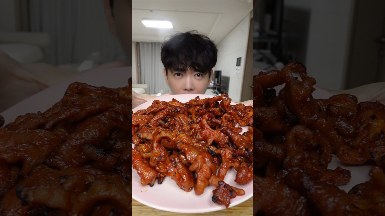 청양 고추 듬뿍 올라간 매운 무뼈 닭발