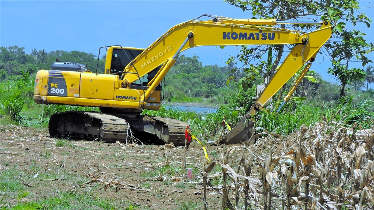 20-Ton Komatsu OBLITERATES Farmland to Forge a New Highway