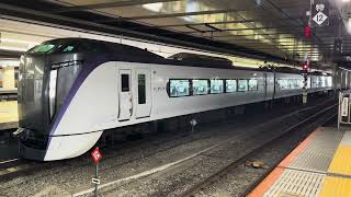 E353系S207編成+E353系S119編成が特急あずさ12号東京行きとして新宿駅7番線を発車するシーン (5012M) 2025.8.12.10:58