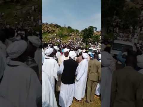 جموع تودي الزعيم احمد ابراهيم دريج وقد توسد تراب وطنه في قرية كارقولا مكان مولوده قربي من زالنجي 