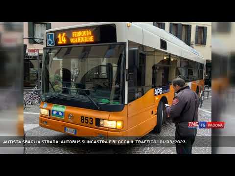 AUTISTA SBAGLIA STRADA: AUTOBUS SI INCASTRA E BLOCCA IL TRAFFICO | 01/03/2023