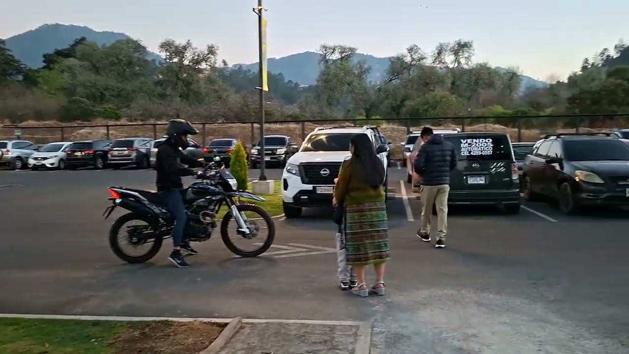 Comparto este ~centro comercial|con ustedes amigos| a mi punto de vista |se ve lujoso|