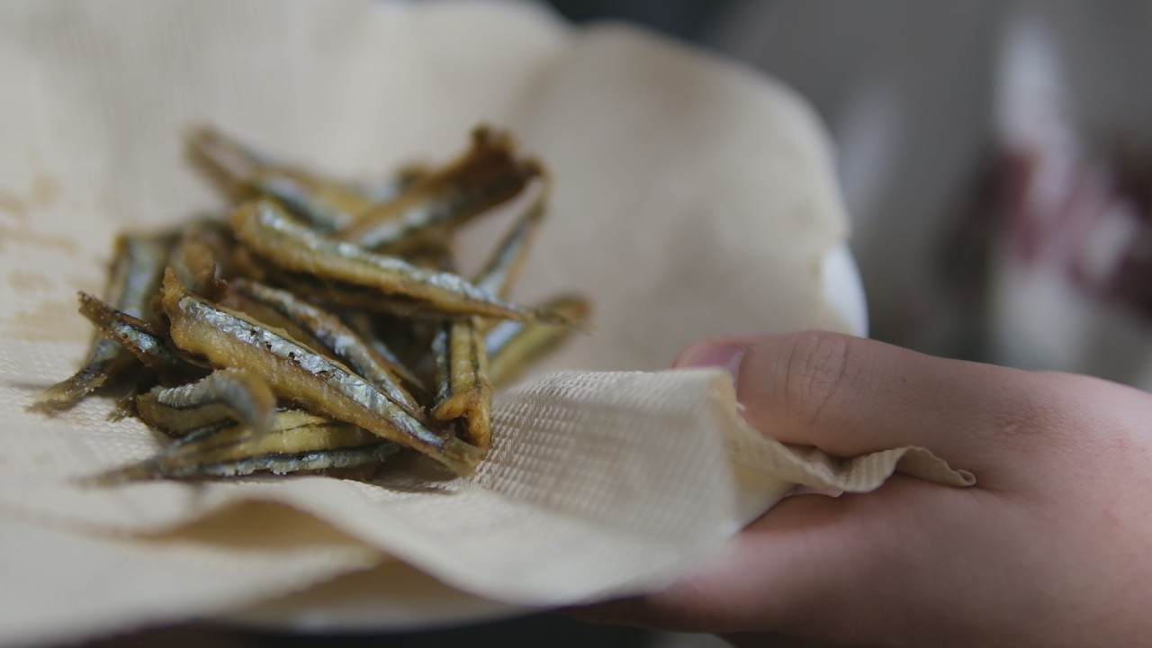 【男声ASMR/咀嚼音】キビナゴのフライ作ったよ～【Eating Sounds】