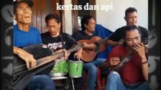 Kertas dan api Om. Konasih Musiknya bikin kacanduan pendengarnya