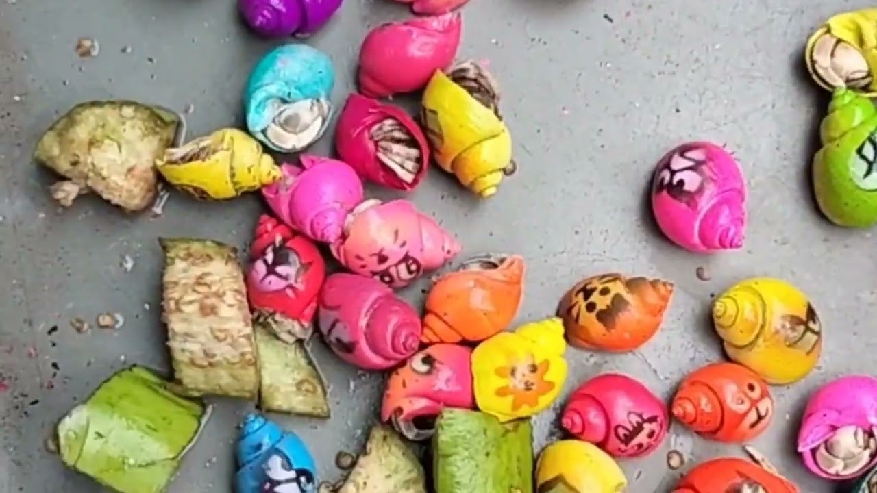 Temukan Mobil Mainan Terkubur dan Membersihkan Truk Molen Besar, Truk Crane, Mobil Polisi, Bis Tayo