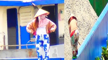 Chị gái đi sà lan vượt cống kênh cụt/ video này chị rất đẹp, quá nét