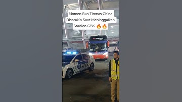 BUS TIMNAS CHINA DISORAKIN SAAT MENINGGALKAN STADION GBK