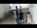 Felipe e Gabriel, louvando a Deus com o hino 447. Brilha mais e mais