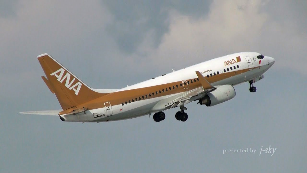 新千歳空港・雪] Special livery ANK Boeing 737-781 [JA01AN