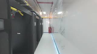 Containerized Data Center Layout: Internal Aisle & Maintenance Access 🛠️