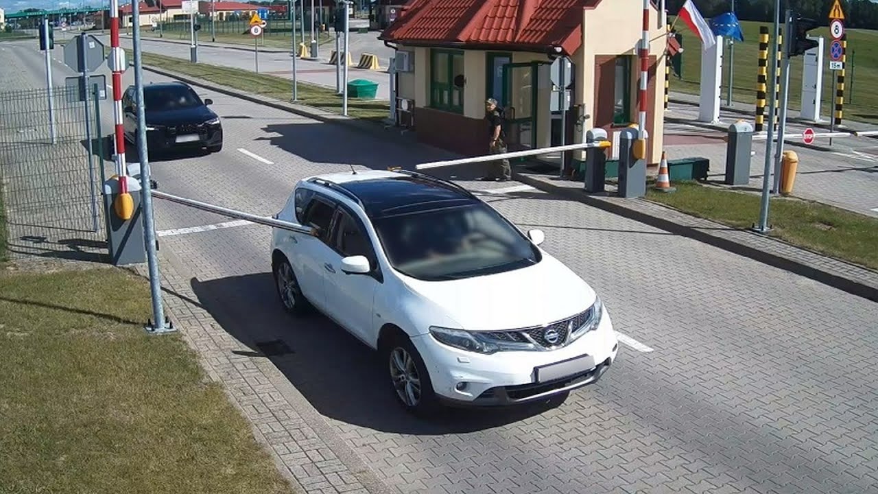 Staranowali szlaban i odjechali z przejścia w Grzechotkach